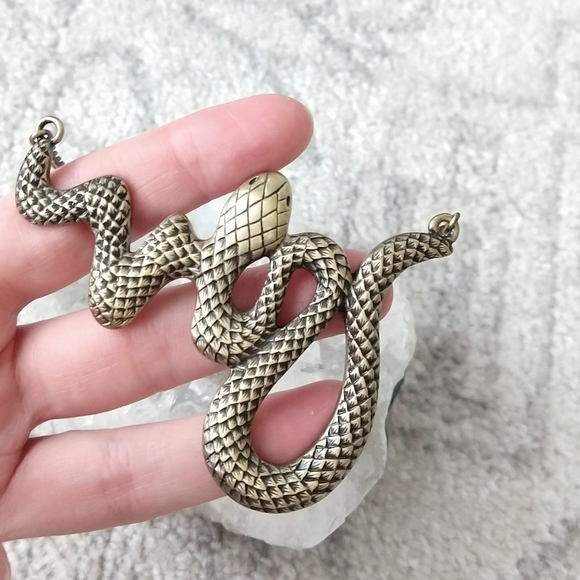 Boldly chic snake necklace - Picture 3 of 4